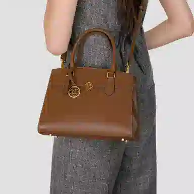 稻草人 百搭时尚风字母徽章 高级感车缝线上班族通勤 人造革 手提单肩斜挎包 女款 黑色/棕色/卡其