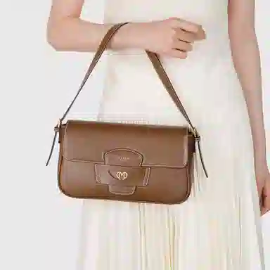 稻草人 少女小众风高级感大气 品牌徽章磁力翻盖开合双肩带 腋下包 人造革 法棍包单肩斜挎包 女款 黑色/棕色