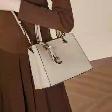 稻草人 高级感金属徽章时尚百搭通勤 牛皮革拼合成革 手提包 女款 多色