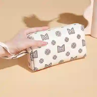 稻草人 高级感印花气质轻复古时尚简约轻便休闲实用通勤 聚氯乙烯革 手拿包 女款 深棕色