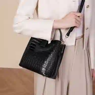 稻草人 时尚通勤实用高级感鳄鱼纹水桶包 聚氨酯革 手提包 常规 女款 多色
