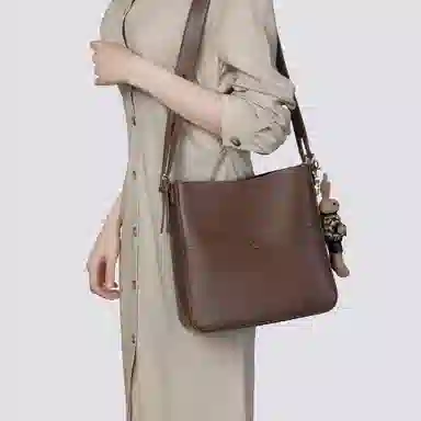 稻草人 潮流高颜值百搭上课通勤 聚氨酯革 腋下包水桶包单肩包 女款 咖色/杏色