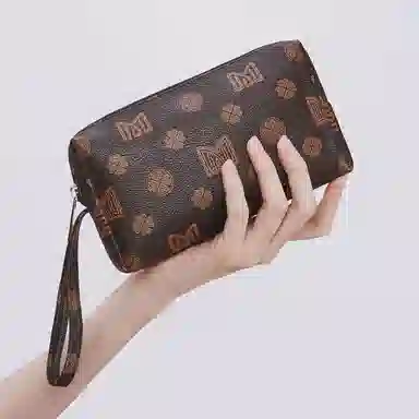 稻草人 高级感印花气质轻复古时尚简约轻便休闲实用通勤 聚氯乙烯革 手拿包 女款 深棕色