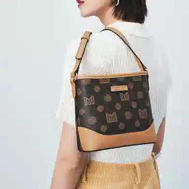 稻草人 经典复古老花印花撞色 聚氯乙烯革和聚氨酯革 水桶包单肩包斜挎包 常规 女款 深棕色/米白