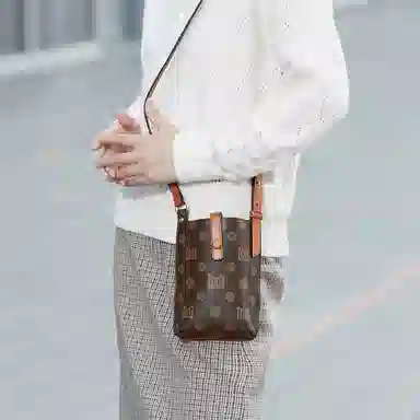 稻草人 新款百搭洋气便携小众 聚氨酯 手机包斜挎包 常规 女款 深棕色 卡其色 米白色