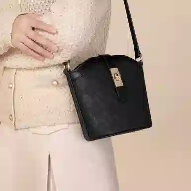 稻草人 小香风菱格压印小众百搭 牛皮革拼合成革 单肩斜挎包 女款 黑色/米白