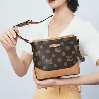 稻草人 经典复古老花印花撞色 聚氯乙烯革和聚氨酯革 水桶包单肩包斜挎包 常规 女款 深棕色/米白