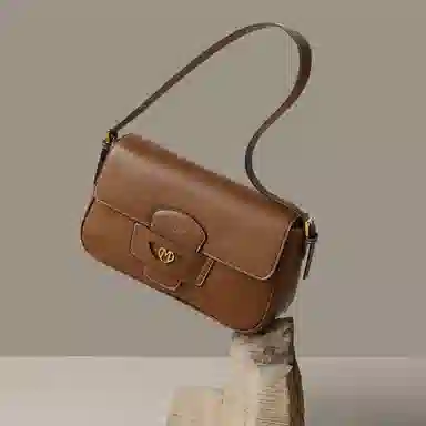 稻草人 少女小众风高级感大气 品牌徽章磁力翻盖开合双肩带 腋下包 人造革 法棍包单肩斜挎包 女款 黑色/棕色