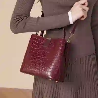 稻草人 时尚通勤实用高级感鳄鱼纹水桶包 聚氨酯革 手提包 常规 女款 多色