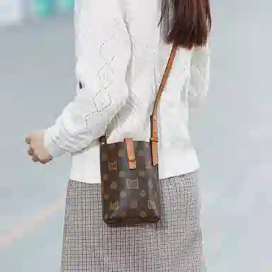 稻草人 新款百搭洋气便携小众 聚氨酯 手机包斜挎包 常规 女款 深棕色 卡其色 米白色