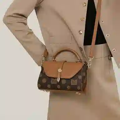 稻草人 复古老花撞色通印防水耐磨可调节肩 聚氯乙烯革拼聚氨酯革 小方包手提小包斜挎包带单肩包 小号 女款 深棕色/米白