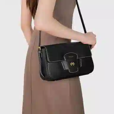 稻草人 少女小众风高级感大气 品牌徽章磁力翻盖开合双肩带 腋下包 人造革 法棍包单肩斜挎包 女款 黑色/棕色