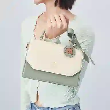 稻草人 可爱萌宠小熊点缀 撞色 聚氨酯革 风琴造型多隔层 单肩包手提包小方包斜挎包 常规 女款 杏色/红棕/灰绿