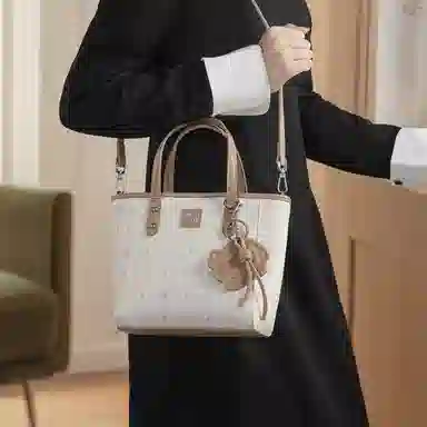 稻草人 徽章小狗挂件简约时尚通勤出游实用 聚氯乙烯革 手提包 女款 杏色/粉色