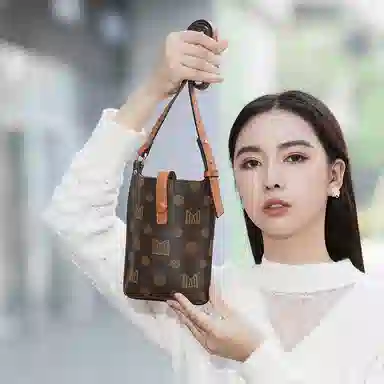 稻草人 新款百搭洋气便携小众 聚氨酯 手机包斜挎包 常规 女款 深棕色 卡其色 米白色