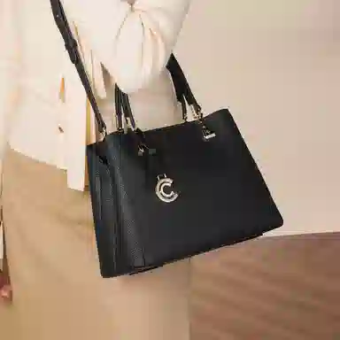 稻草人 高级感金属徽章时尚百搭通勤 牛皮革拼合成革 手提包 女款 多色