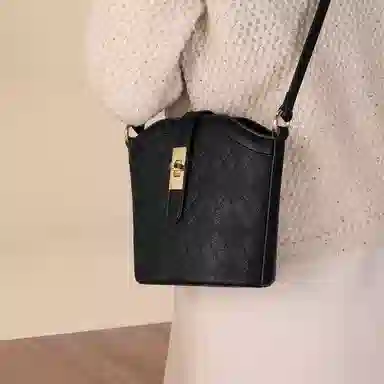 稻草人 小香风菱格压印小众百搭 牛皮革拼合成革 单肩斜挎包 女款 黑色/米白