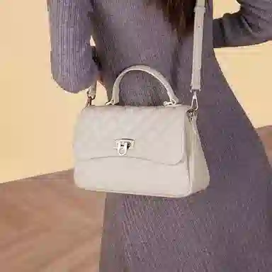 稻草人 百搭时尚小香风菱格链条 聚氨酯 手提包 中号 女款 月光白/子夜黑