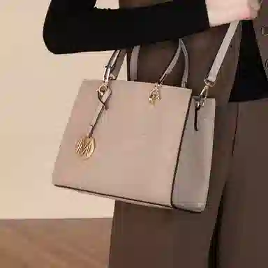 稻草人 高级感金属徽章时尚通勤 聚氨酯革 手提包 女款 黑色/杏色