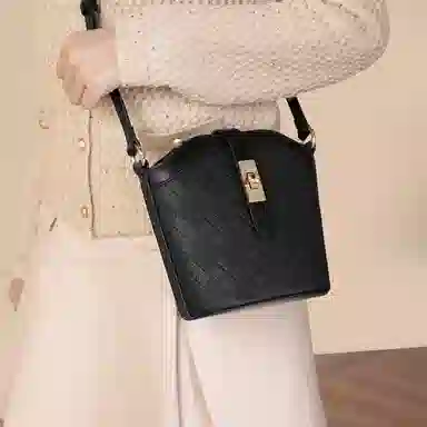 稻草人 小香风菱格压印小众百搭 牛皮革拼合成革 单肩斜挎包 女款 黑色/米白