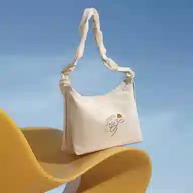 稻草人 春夏纯色高级质感小众少女褶皱 聚氨酯革 单肩斜挎包 女款 米白