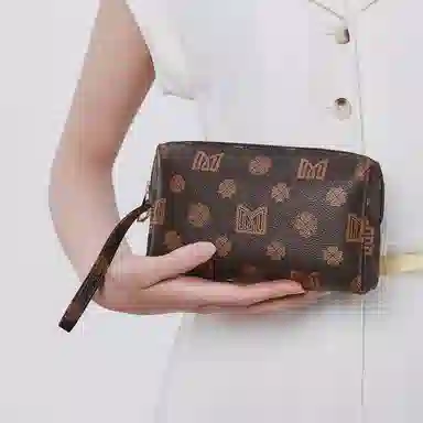 稻草人 高级感印花气质轻复古时尚简约轻便休闲实用通勤 聚氯乙烯革 手拿包 女款 深棕色