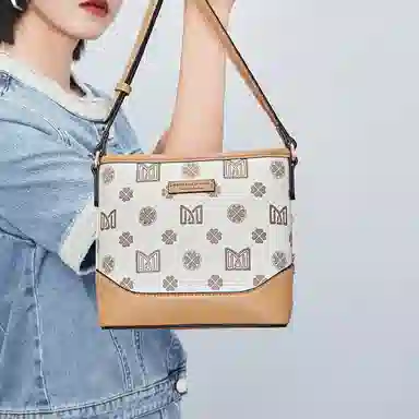 稻草人 经典复古老花印花撞色 聚氯乙烯革和聚氨酯革 水桶包单肩包斜挎包 常规 女款 深棕色/米白