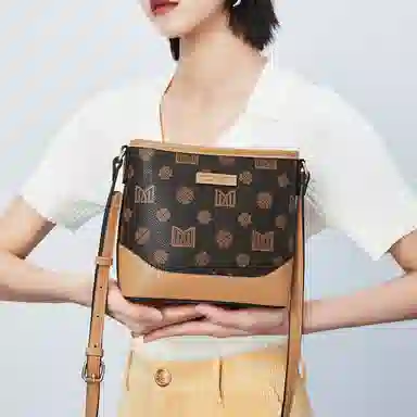 稻草人 经典复古老花印花撞色 聚氯乙烯革和聚氨酯革 水桶包单肩包斜挎包 常规 女款 深棕色/米白