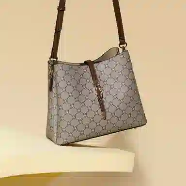 稻草人 经典老花纹印花可调节肩带 聚氨酯 水桶包单肩包斜挎包 常规 女款 深棕色/卡其