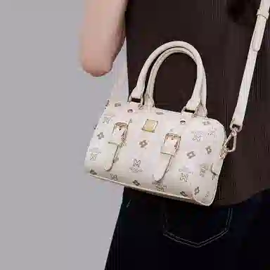 稻草人 小众可爱印花高级感简约百搭通勤波士顿包 聚氯乙烯革拼聚氨酯革 单肩斜挎手提包 常规 女款 米白/深棕/粉色