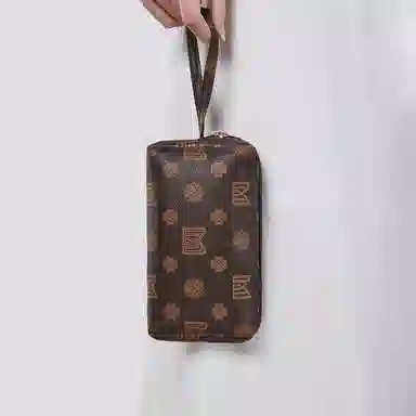 稻草人 高级感印花气质轻复古时尚简约轻便休闲实用通勤 聚氯乙烯革 手拿包 女款 深棕色