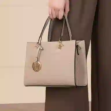 稻草人 高级感金属徽章时尚通勤 聚氨酯革 手提包 女款 黑色/杏色