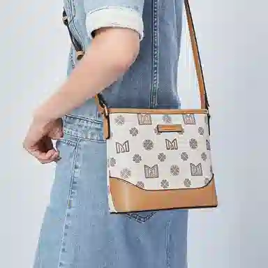 稻草人 经典复古老花印花撞色 聚氯乙烯革和聚氨酯革 水桶包单肩包斜挎包 常规 女款 深棕色/米白