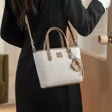 稻草人 徽章小狗挂件简约时尚通勤出游实用 聚氯乙烯革 手提包 女款 杏色/粉色