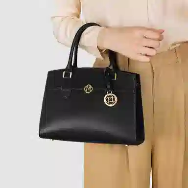 稻草人 百搭时尚风字母徽章 高级感车缝线上班族通勤 人造革 手提单肩斜挎包 女款 黑色/棕色/卡其