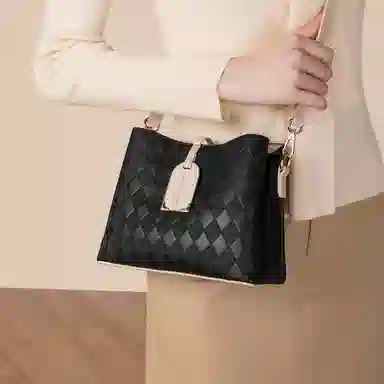稻草人 时尚撞色高级感小众设计菱格纹压印百搭通勤实用精致 聚氨酯 斜挎单肩包 女款 黑色/米白