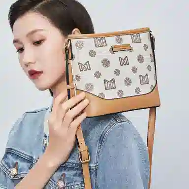 稻草人 经典复古老花印花撞色 聚氯乙烯革和聚氨酯革 水桶包单肩包斜挎包 常规 女款 深棕色/米白