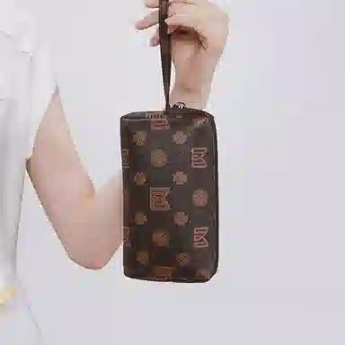 稻草人 高级感印花气质轻复古时尚简约轻便休闲实用通勤 聚氯乙烯革 手拿包 女款 深棕色