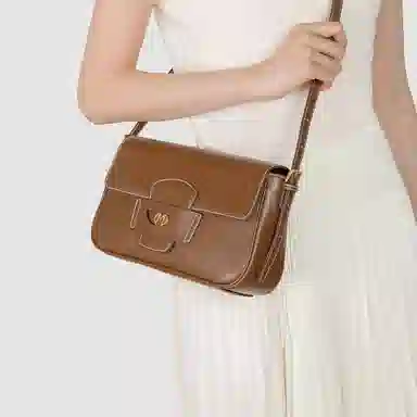 稻草人 少女小众风高级感大气 品牌徽章磁力翻盖开合双肩带 腋下包 人造革 法棍包单肩斜挎包 女款 黑色/棕色