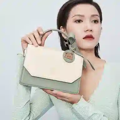 稻草人 可爱萌宠小熊点缀 撞色 聚氨酯革 风琴造型多隔层 单肩包手提包小方包斜挎包 常规 女款 杏色/红棕/灰绿