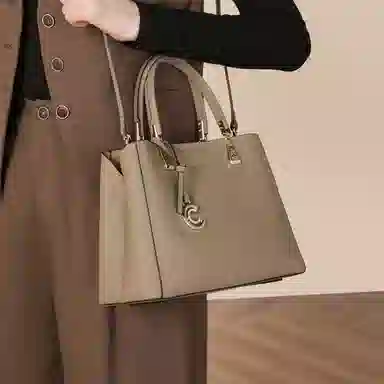 稻草人 高级感金属徽章时尚百搭通勤 牛皮革拼合成革 手提包 女款 多色