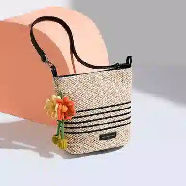 稻草人 编织通勤百搭花朵挂饰 合成革 水桶包单肩斜挎包 常规 女款 米白