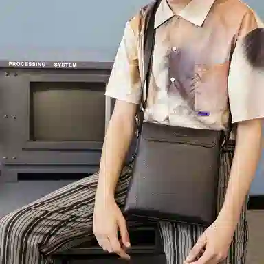 稻草人 简约纯色商务休闲大容量 牛皮革 斜挎公文包单肩包 常规 男款