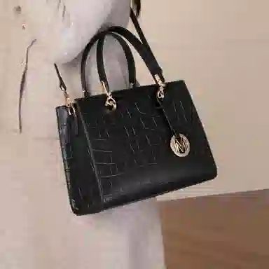 稻草人 高级感金属徽章时尚通勤 聚氨酯革 手提包 女款 黑色/杏色