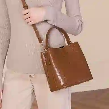 稻草人 时尚通勤实用高级感鳄鱼纹水桶包 聚氨酯革 手提包 常规 女款 多色