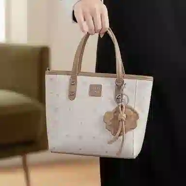 稻草人 徽章小狗挂件简约时尚通勤出游实用 聚氯乙烯革 手提包 女款 杏色/粉色