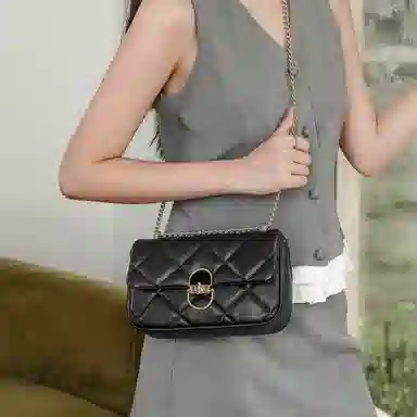 稻草人 华夫菱格休闲百搭通勤游玩包高颜值设计精致小香风 牛皮拼合成革 斜挎包 常规 女款 黑色/白色