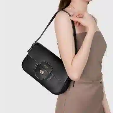 稻草人 少女小众风高级感大气 品牌徽章磁力翻盖开合双肩带 腋下包 人造革 法棍包单肩斜挎包 女款 黑色/棕色