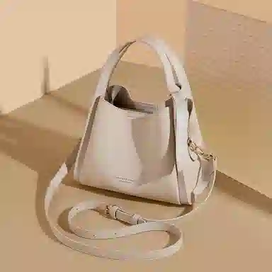 稻草人 可爱少女小众设计时尚潮流 聚氯乙烯革 菜篮子包斜挎包手提包单肩包 小号 女款 子夜黑/麦芽杏/月光白