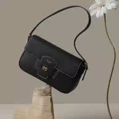 稻草人 少女小众风高级感大气 品牌徽章磁力翻盖开合双肩带 腋下包 人造革 法棍包单肩斜挎包 女款 黑色/棕色